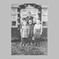 005-0027 Anna Schwiderowski im Maerz 1944 mit ihren Kindern und zwei Berliner Pflegekindern .JPG